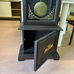 ホールクロックの大型振り子置き時計相談中の画像