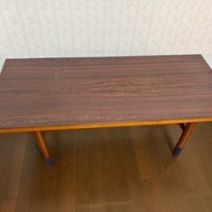 木製テーブルの画像