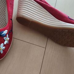 刺繍入りパンプスの画像