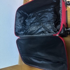 赤いスーツケースの画像