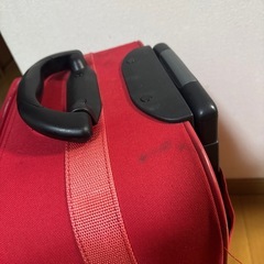 赤いスーツケースの画像
