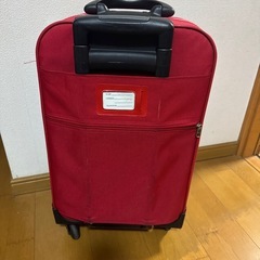 赤いスーツケースの画像