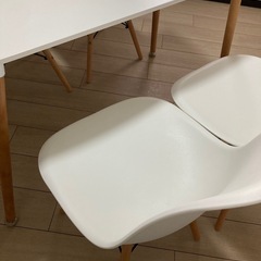 4人がけテーブル(椅子付き、値下げ交渉大歓迎)の画像