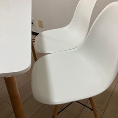 4人がけテーブル(椅子付き、値下げ交渉大歓迎)の画像