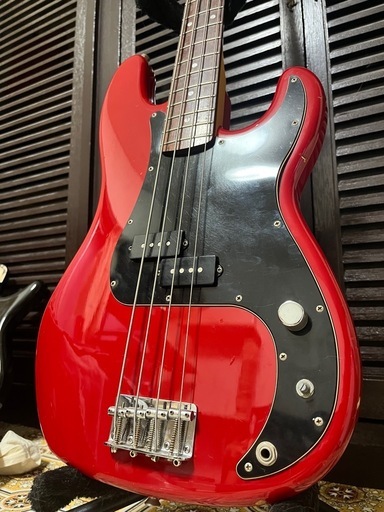 Squier by Fender プレシジョンベース　レッド