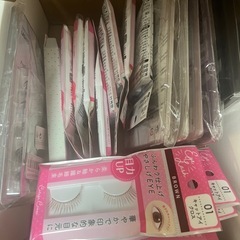 ノーブランドサングラス、つけまつ毛の画像