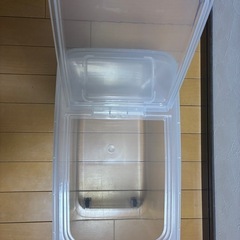 【ほぼ新品でお買い得❣️】米びつフードストッカー　10キロ用を２つの画像