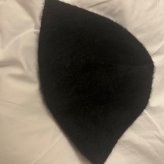 黒のファー帽子の画像