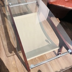 【ガラスと木目の重厚感のあるテーブル】の画像