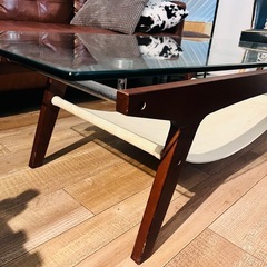 【ガラスと木目の重厚感のあるテーブル】の画像