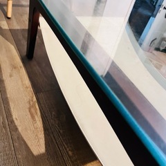 【ガラスと木目の重厚感のあるテーブル】の画像