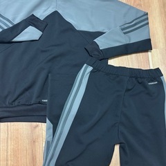 adidasキッズジャージ　150サイズ　上下　の画像