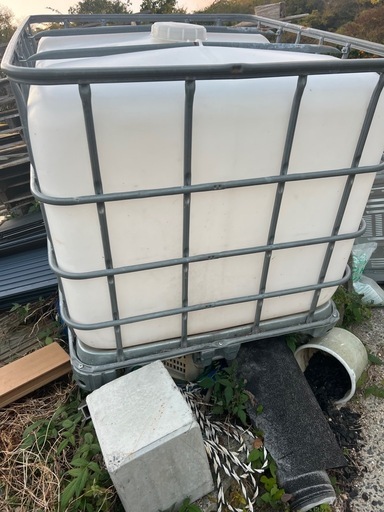 農業用タンク(2つ)