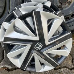 ホンダ　フィットシャトル用　スタッドレスタイヤ　純正ホイルカバー付きの画像