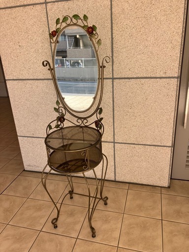 アンティーク アイアンドレッサー ヴィンテージ ガラス丸板2枚の棚付き　猫足