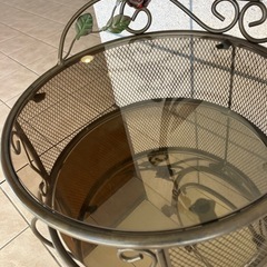 アンティーク アイアンドレッサー ヴィンテージ ガラス丸板2枚の棚付き　猫足の画像