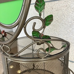 アンティーク アイアンドレッサー ヴィンテージ ガラス丸板2枚の棚付き　猫足の画像