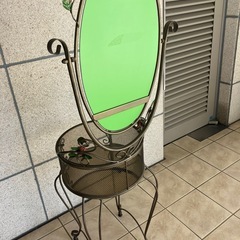 アンティーク アイアンドレッサー ヴィンテージ ガラス丸板2枚の棚付き　猫足の画像