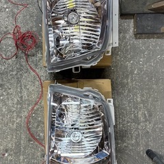 ハイエース200系ヘッドライト左右セット‼️LED球付き‼️の画像