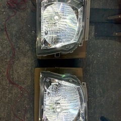 ハイエース200系ヘッドライト左右セット‼️LED球付き‼️の画像