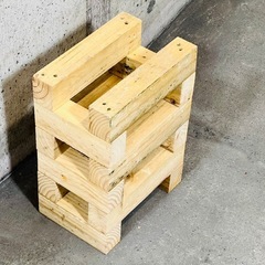 頑丈な木製の台の画像