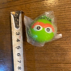 セサミストリート オスカー カプセルトイ 鈴 チェーンストラップの画像