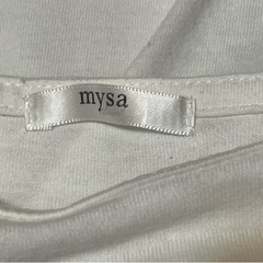 ホワイト パフスリーブ TシャツとフリルのついたTシャツ 2枚セットの画像