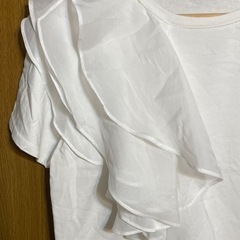 ホワイト パフスリーブ TシャツとフリルのついたTシャツ 2枚セットの画像