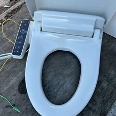 即決　温水便座　2022年製 ウォッシュレット　リクシル　暖かい　温かい　お尻に優しい　いぼ痔対策　中川区　中古動作品　早い者勝ち！の画像