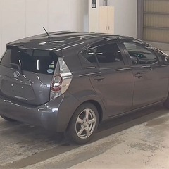 アクア 年式：2012年 走行距離：88,000km グレード：S カラー：グレー 車検：2年 パワーステアリング パワーウィンドウ ナビ、TV、バックカメラ Bluetooth等 キズ・ヘコミなし 洗車済み、新車  定価：400,000円の画像