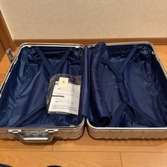 スーツケースシルバー【キズ、汚れあり】の画像