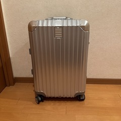 スーツケースシルバー【キズ、汚れあり】の画像