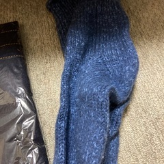 暖かい靴下とエプロンの画像