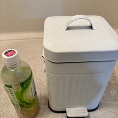 小さいゴミ箱の画像