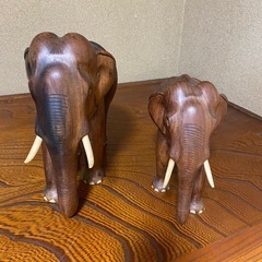 象の親子木製置物の画像