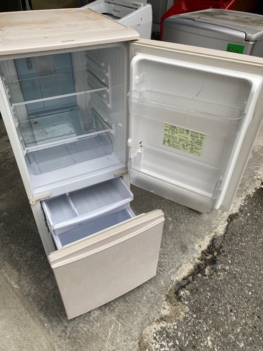 NO B659?福岡市内配送設置無料✨?シャープ SHARP プラズマクラスター冷蔵庫 （137L・どっちもドア） 2ドア ベージュ系