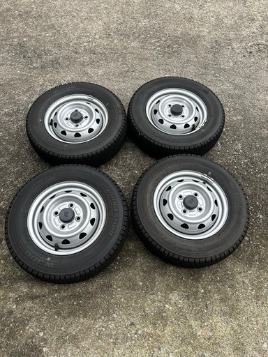 取引先決まりました　145R12 LT  スタッドレスタイヤ鉄ホイール付き　4本　2023年製造