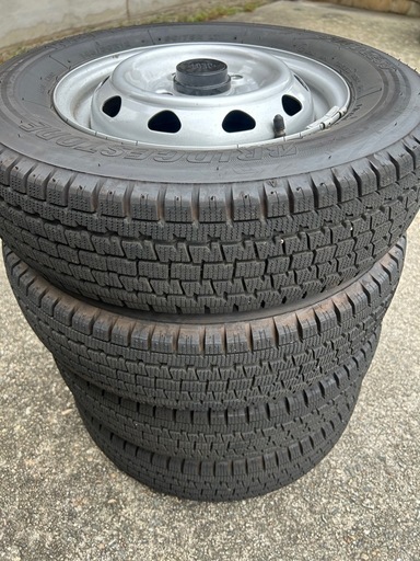 取引先決まりました　145R12 LT  スタッドレスタイヤ鉄ホイール付き　4本　2023年製造