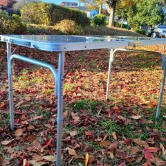 アウトドア用折りたたみテーブルの画像