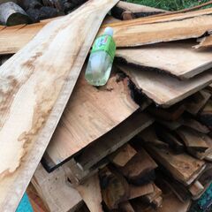 相談中【直ぐ使える桜🌸の薪】使って頂ける方を探しています。　　　　　　　　　　　　110㎝四方のパレットに乗せてあります。 　　　　　     　　　　　　     　　　　　　　以後、毎回300円で薪を差し上げます。　　　　　　　　　　の画像