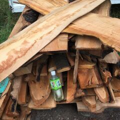 相談中【直ぐ使える桜🌸の薪】使って頂ける方を探しています。　　　　　　　　　　　　110㎝四方のパレットに乗せてあります。 　　　　　     　　　　　　     　　　　　　　以後、毎回300円で薪を差し上げます。　　　　　　　　　　の画像