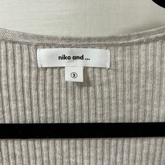 niko and... Vネック リブニット セーター ライトグレー 長袖の画像