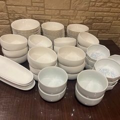 お皿とグラス大量0円でお譲りします。の画像