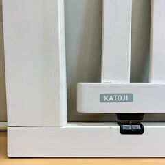 カトージ 木製ベビーゲート（ホワイト）取付サイズ：76～86cm　※開閉レバーのツメが折れていますの画像