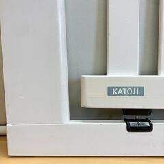 カトージ 木製ベビーゲート（白）取付サイズ：76～86cm　※開閉レバーのツメが折れていますの画像