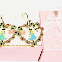 不思議の国のアリス　ピアス　新品未使用　未着用の画像