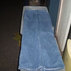 リリーブラウン　ストレートデニムパンツ　色ブルー　0サイズ　ウエスト60～63くらいだそうです。の画像