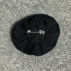 黒　花　ブローチの画像