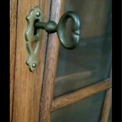 ヴィンテージ　キャビネット　木とガラスの画像