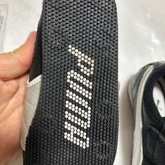 PUMA 黒 スニーカーの画像